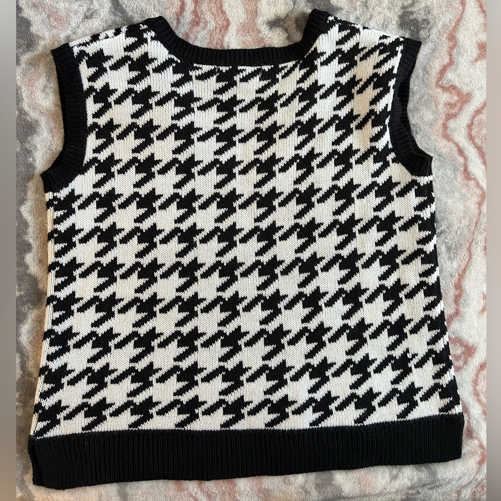moon & madison Black and White Houndstooth Sweater Vest - Picture 2 of 4